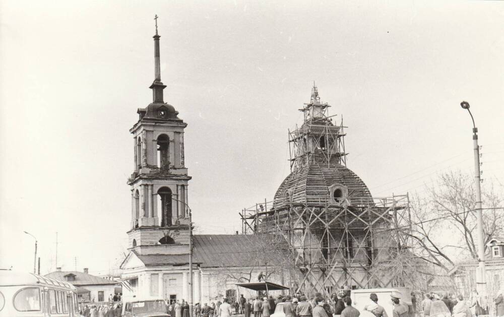 Фото. Восстановление Троицкой церкви 1991-1992 годах. Общий план и люди внизу.