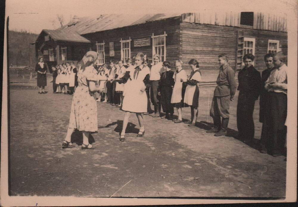 Фотография. Вручение свидетельства об образовании в школе № 29 пос. Гатка.