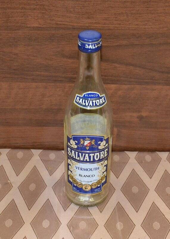 Бутылка   бесцветная с этикеткой «SALVATORE  VERMOUTH BLANCO»