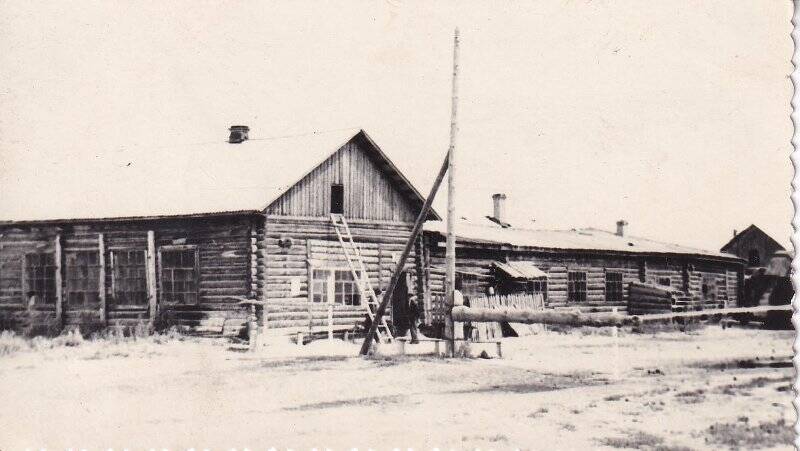 Фотография. Здание машинно-тракторной  мастерской  Городищенской  МТС