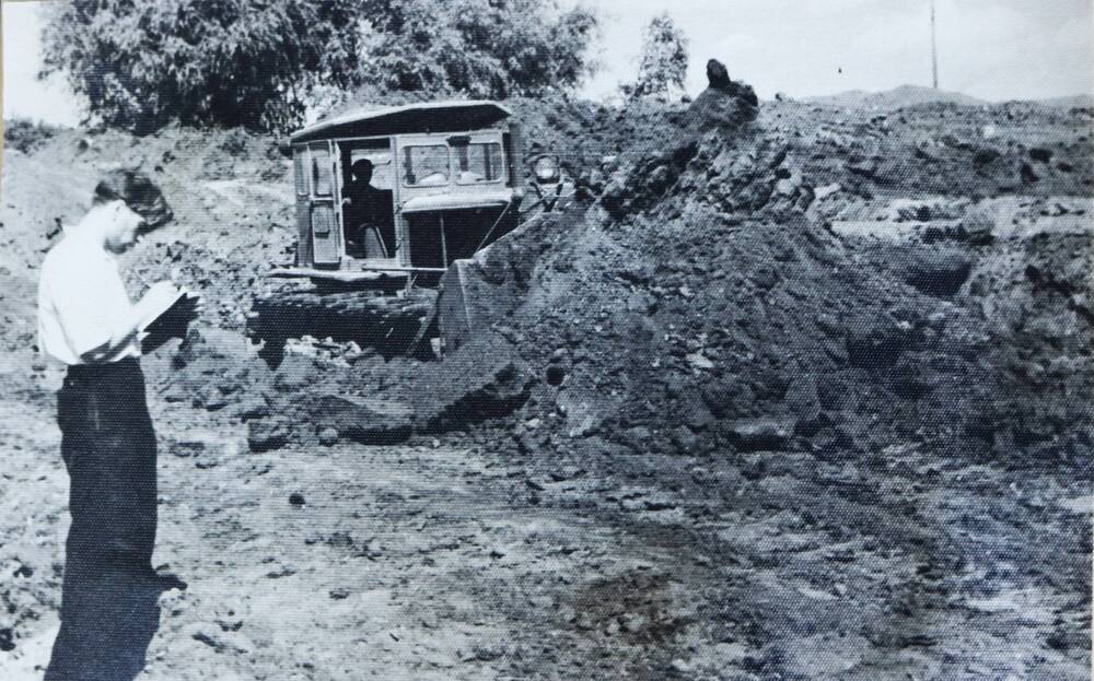 Фотография. Бульдозер д -275 в забое.