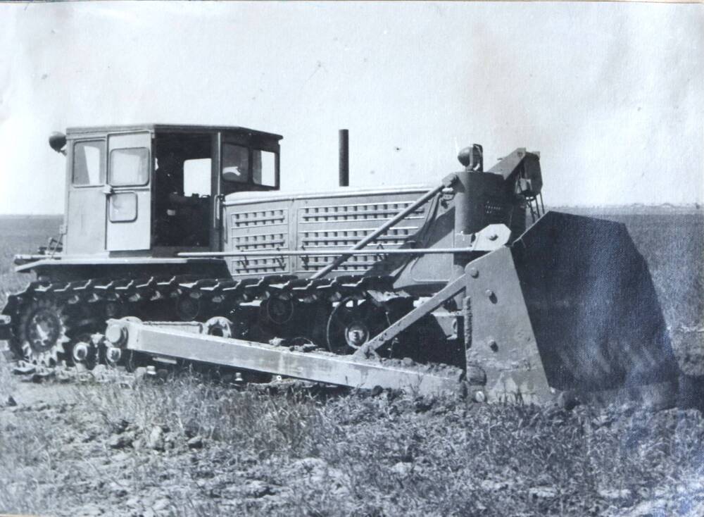 Фотография. Общий вид бульдозера Д  -275 на тракторе 140 л.с.