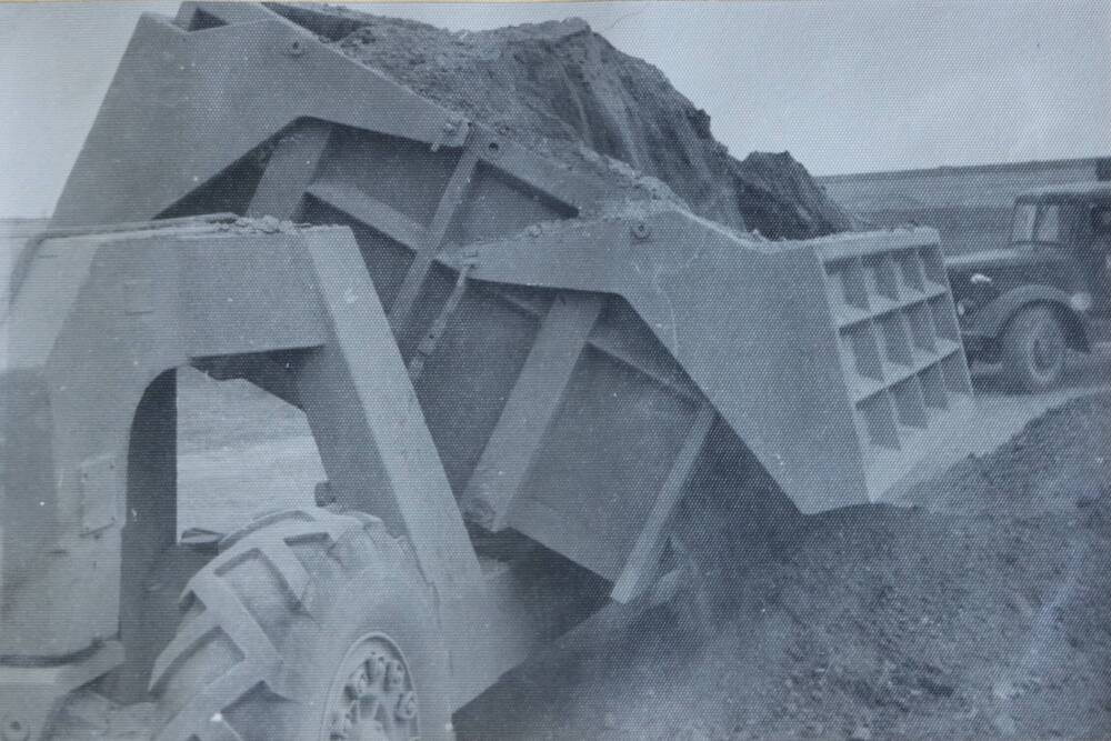 Фотография.  Момент разгрузки тележки  - самосвала Д - 258.