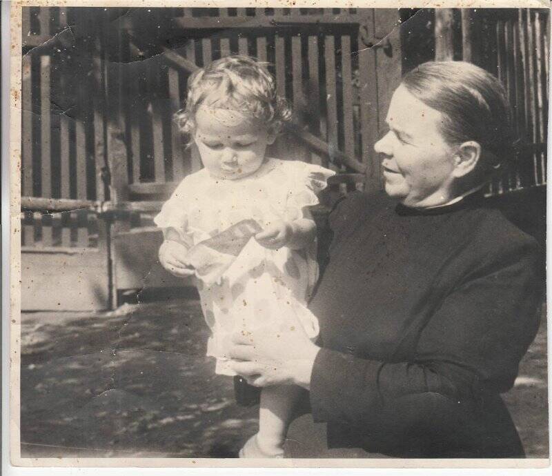 Фотография ч/б. Клавдия Ивановна Кирсанова в Якутске. 1940-ые гг.