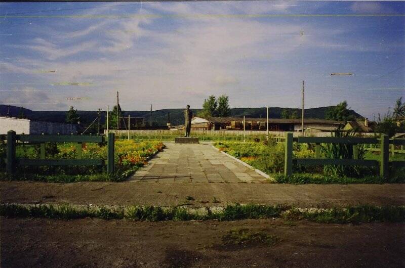 Фотография. Памятник А.П. Чехову в г. Александровске-Сахалинском. Скульптор М. Аникушин.