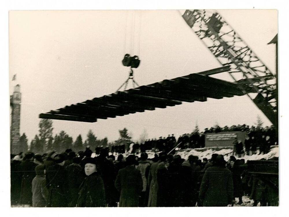 Фотография. Укладка последнего пролёта железнодорожного пути Кострома - Галич