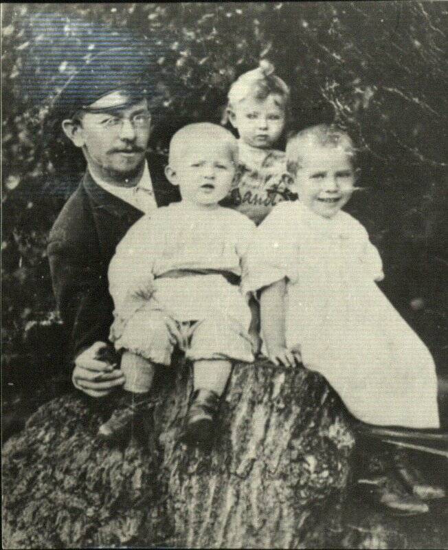 Фотография. И.И. Радченко с племянницами Люсей и Женей, дочерьми С.И. Радченко.