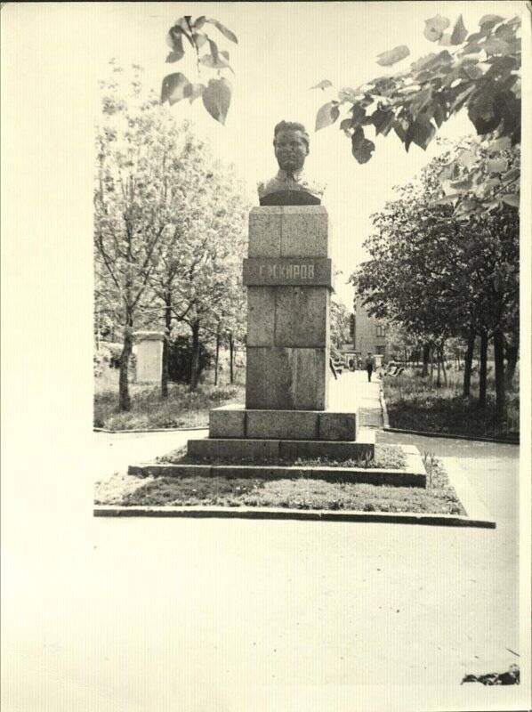 Фотография. Памятник Кирову работы Бродского, установленный в 1936 г.