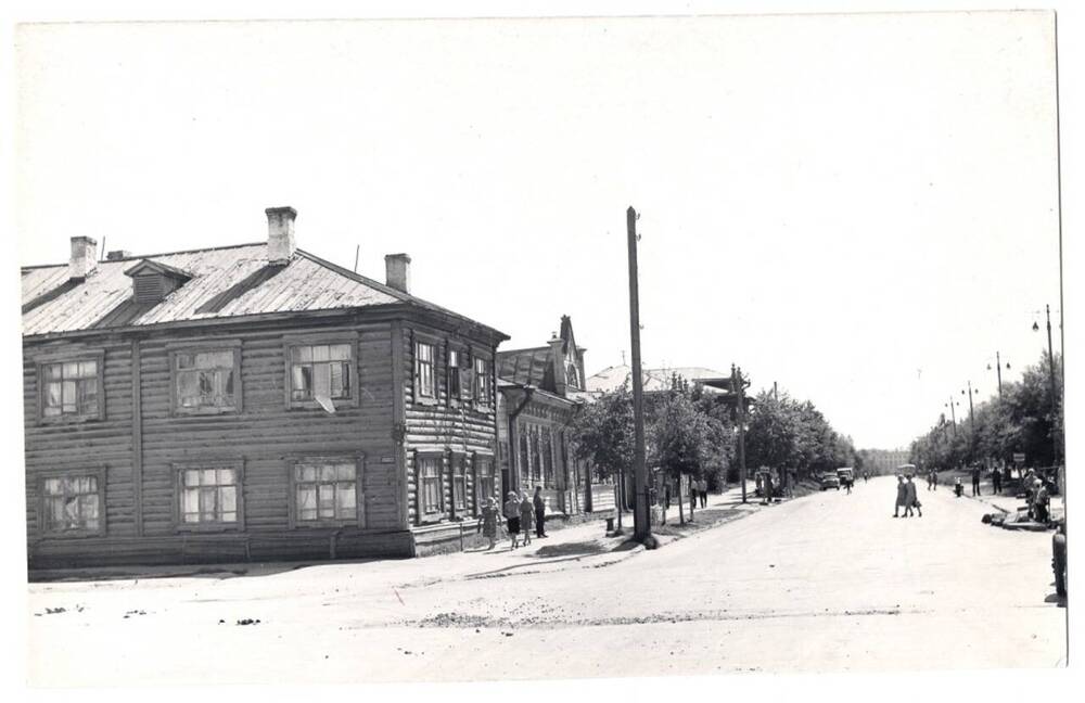 Фото угла улиц Коммунистической и Комсомольской