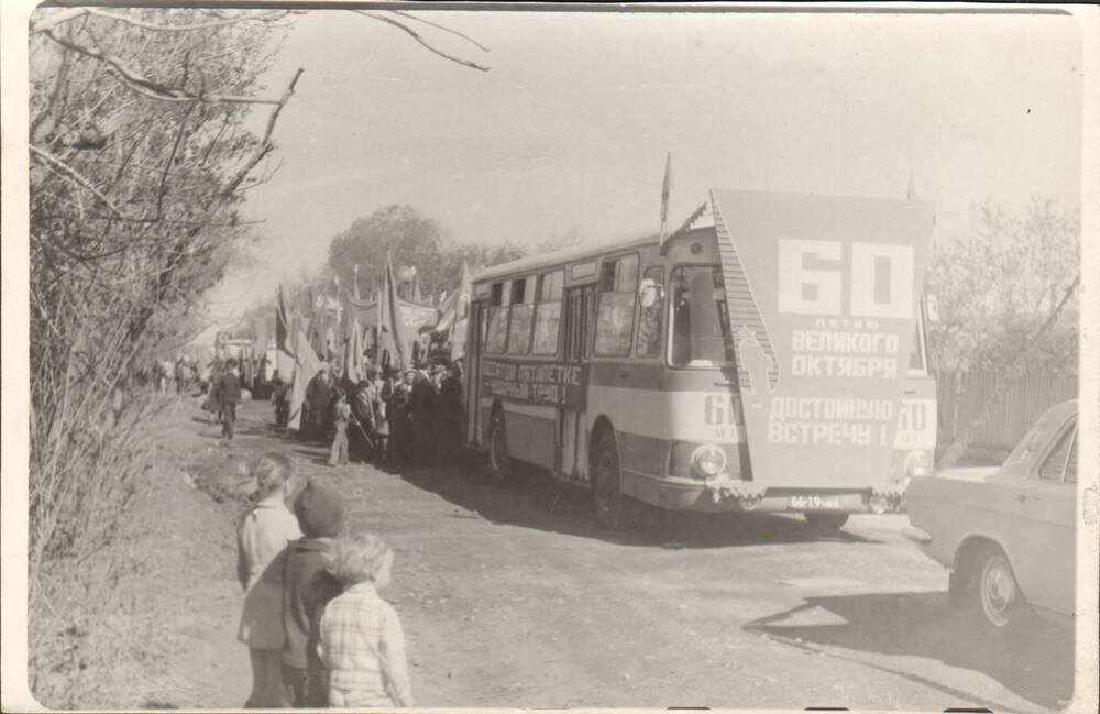 Фотография. Колонна ПАТО на первомайской демонстрации. 1975 год.