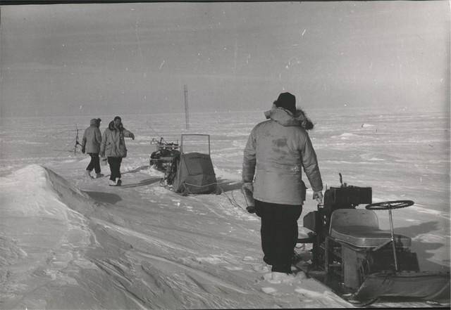 Фотография. Исследовательская партия перед поездкой на мотосанях. Американская антарктическая станция Бэрд .