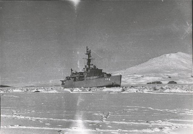 Фотография. На  антарктической базе Мак-Мердо. Военный американский ледокол в районе базы.