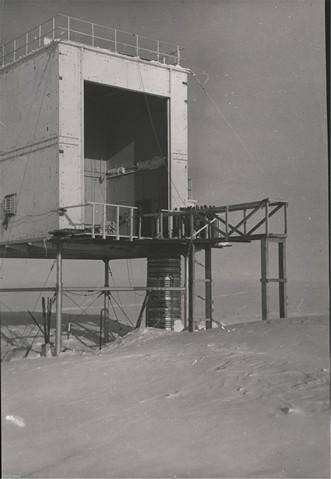 Фотография. Павильон для выпуска радиозондов на антарктической станции Бэрд (США).
