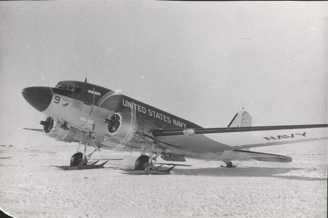 Фотография. Самолет С-47 ( с универсальным лыжно-колесном шасси), Американская антарктическая станция Бэрд (общий вид, научные павильоны, научные наблюдения, транспорт).
