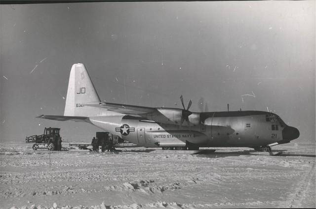 Фотография. Тяжелый самолет С-130 «Геркулес» с универсальным лыжным шасси. Американская антарктическая станция Бэрд (США).