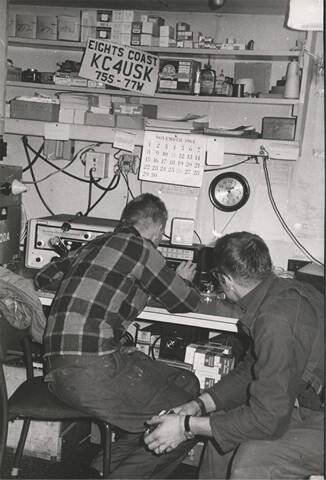 Фотография. В радиолюбительской станции антарктической станции Бэрд .(США)