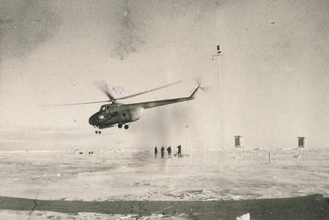 Фотография. Вертолет совершает посадку у метеорологической площадки дрейфующей станции СП-4.  На обороте автограф Е.И.Толстикова.