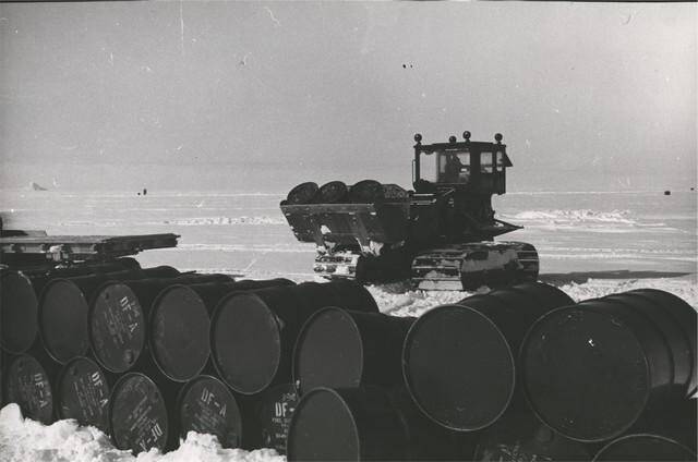 Фотография. Погрузка бочек с горючим с помощью трактора-погрузчика. Американская антарктическая станция Эйтс .