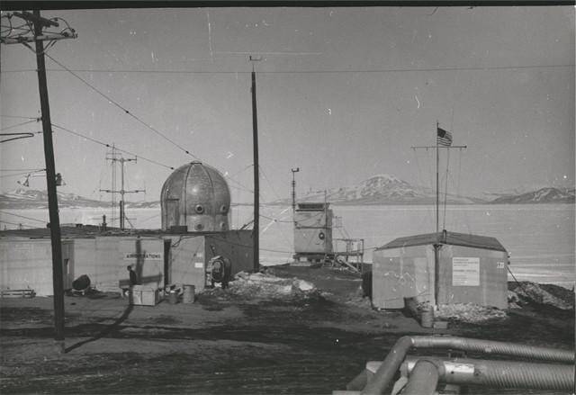 Фотография. Здание метеорологической службы (слева) и штаб командования американской научно-исследовательской базы Мак-Мердо.