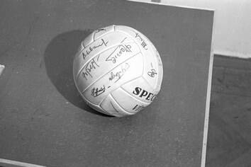 Волейбольный мяч с автографами.