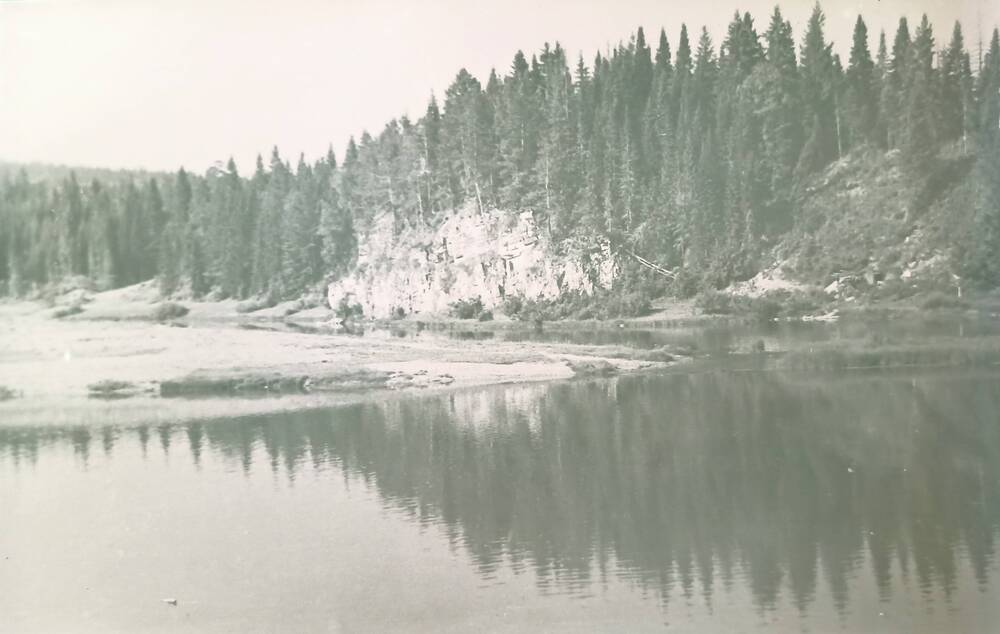Фото ч/б. Вид на Камень Кривуша на реке Чусовая.