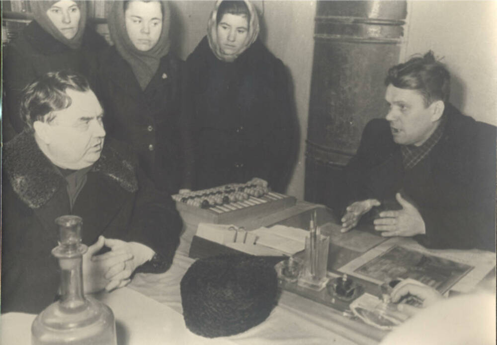 Фото: Г.М. Маленков беседует с председателем колхоза имени Пугачева Романовым. 23 января 1957 год