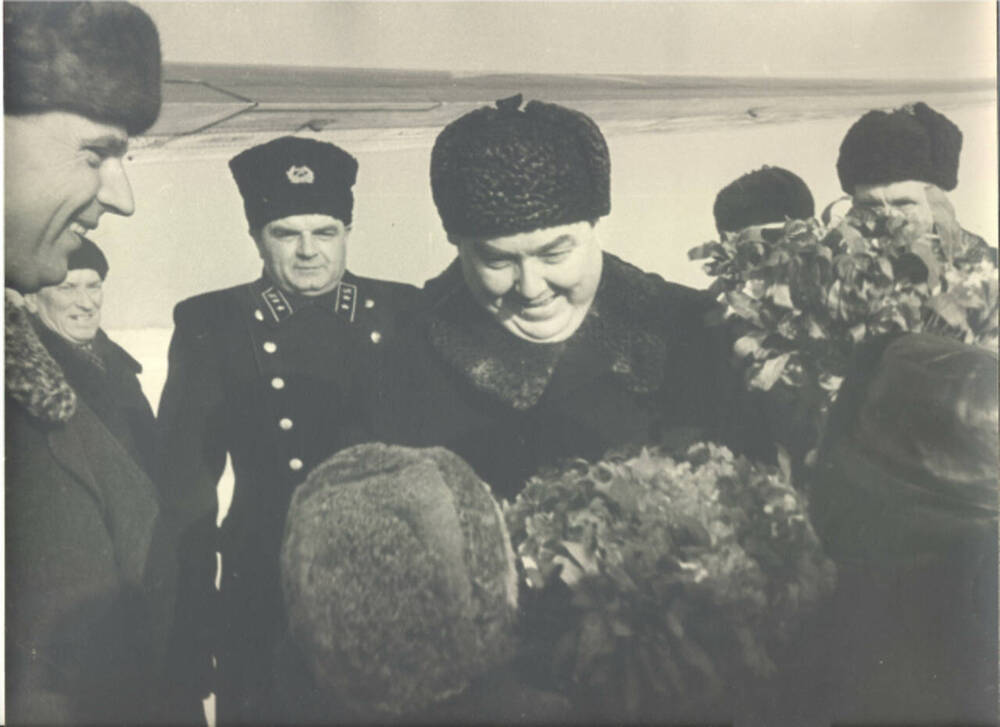 Фото групповое: Встреча члена Президиума ЦК КПСС, заместителя Председателя Совета Министров СССР Г.М. Маленкова на аэродроме в г. Чкалове 22 января 1957 года