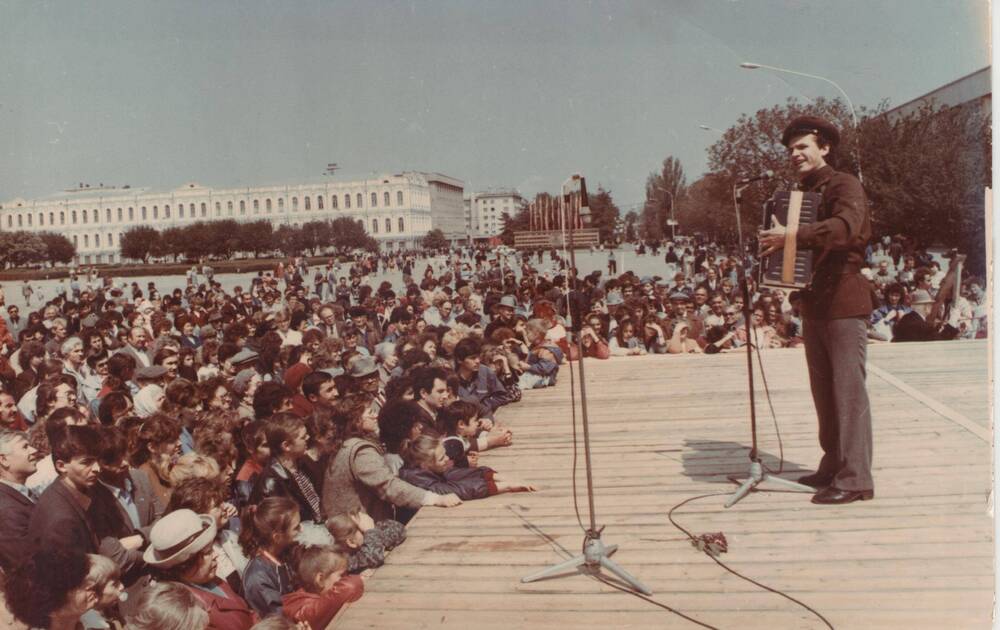 Фотография. Ростов А.В. выступает на сцене главной площади г. Ставрополя на концерте, посвященном Дню Победы. Ставрополь. 9 мая 1991 г.