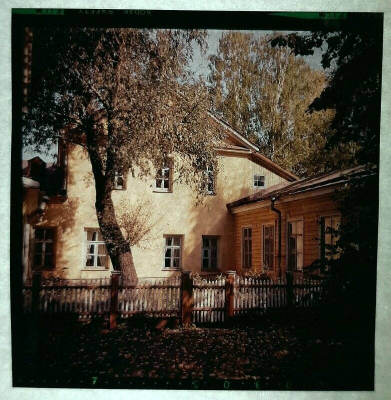 Диапозитив. Вид Дома-музея П.И. Чайковского со стороны сада.