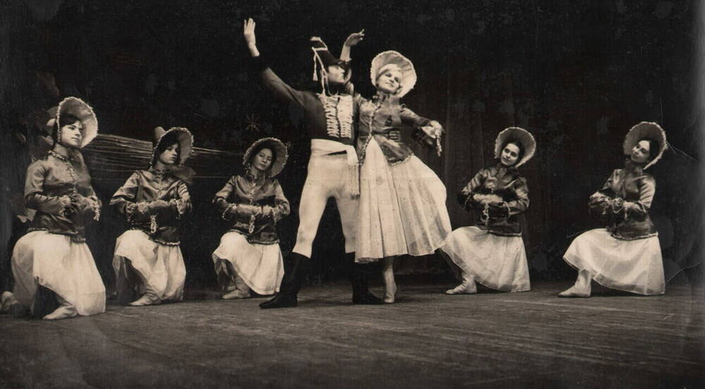 Фотография. Дом молодёжи города Комсомольска-на-Амуре. Танцевальный кружок, шуточный танец «Мазурка» в исполнении танцевального коллектива.