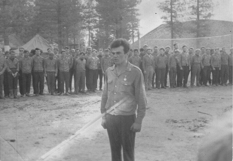 Фотография. М. Каган на линейке в студенческом лагере. 1966 г. Строительства Стрежевого