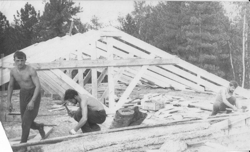 Фотография. Строительство дома студентами п. Стрежевой 1966 год