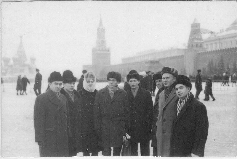 Фотография. На Красной площади делегация из Томска. 1967 г. Строительства Стрежевого