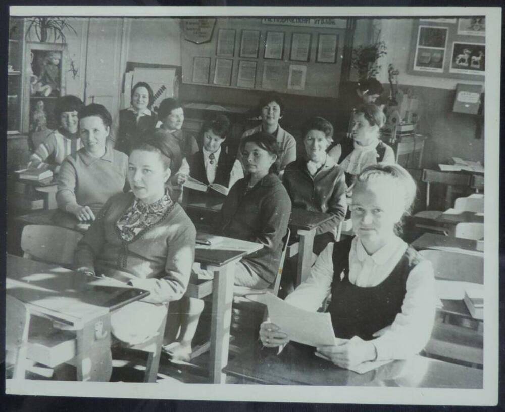Фотография. Преподаватели дошкольного отделения Шарьинского педагогического училища во время обсуждения Конституции СССР.