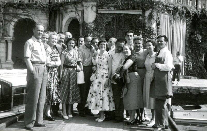 Фотография черно-белая. У советской делегации гости - рабочие стекольных заводов Венеции
