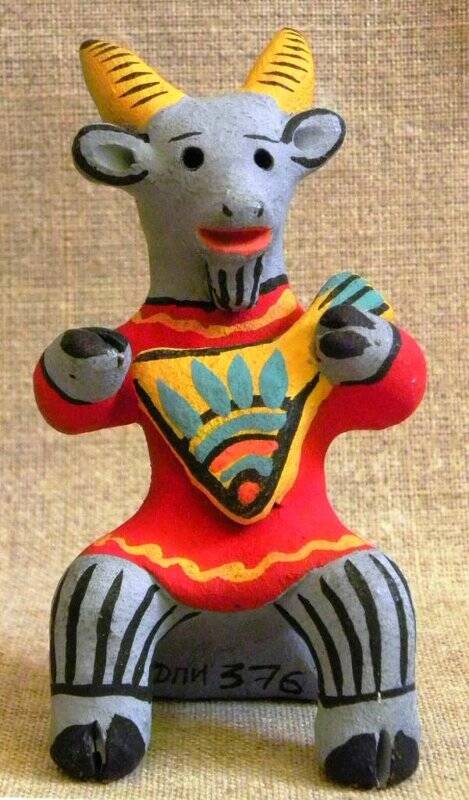 Каргопольская глиняная игрушка «Козел с балалайкой».