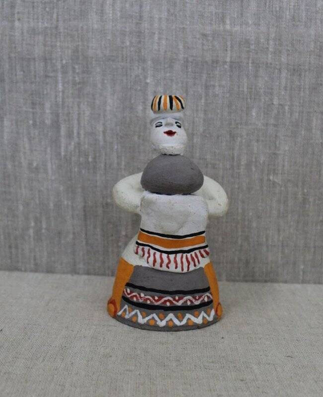 Каргопольская глиняная игрушка «Баба с хлебом и солью».