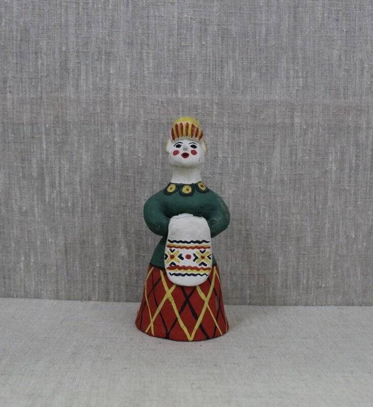 Каргопольская глиняная игрушка «Баба с расписным полотенцем».