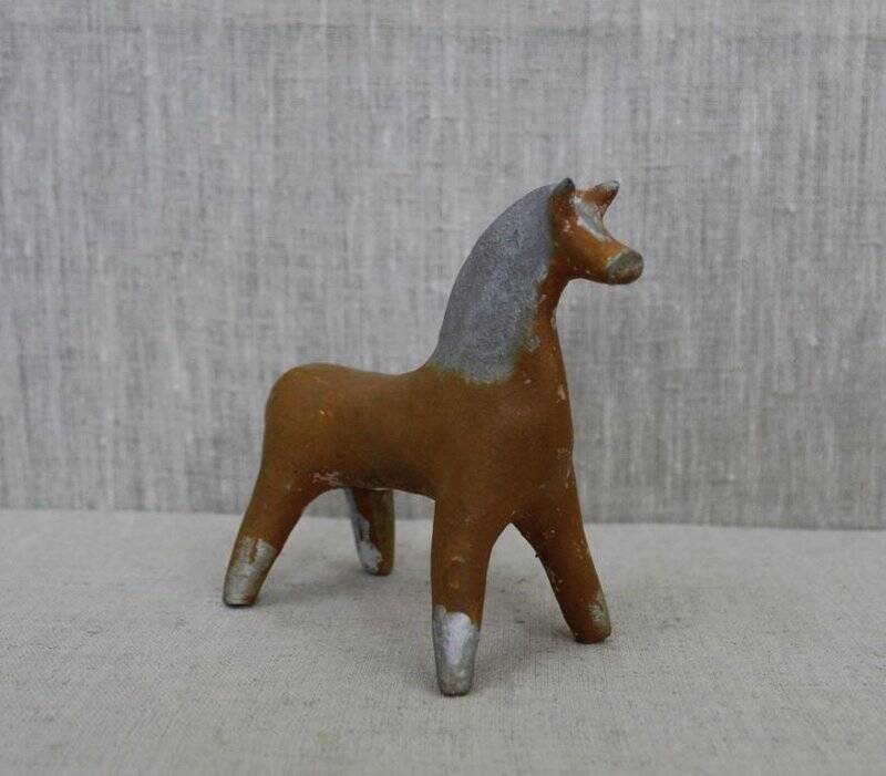 Каргопольская глиняная игрушка «Конь».