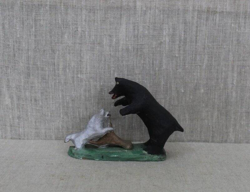 Каргопольская глиняная игрушка «Охота. Медведь и собака».