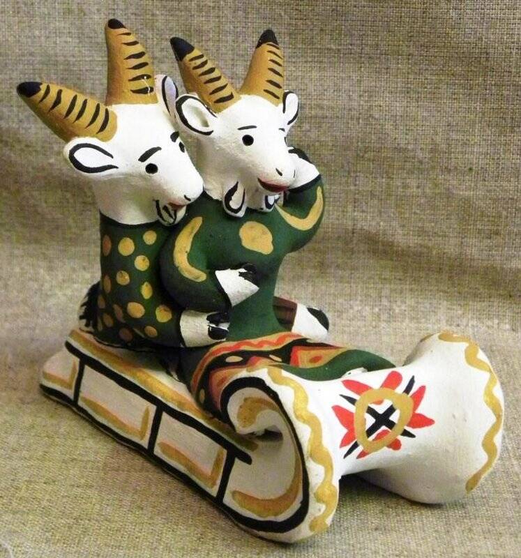 Каргопольская глиняная игрушка «Саночки (козочка с козлом)».