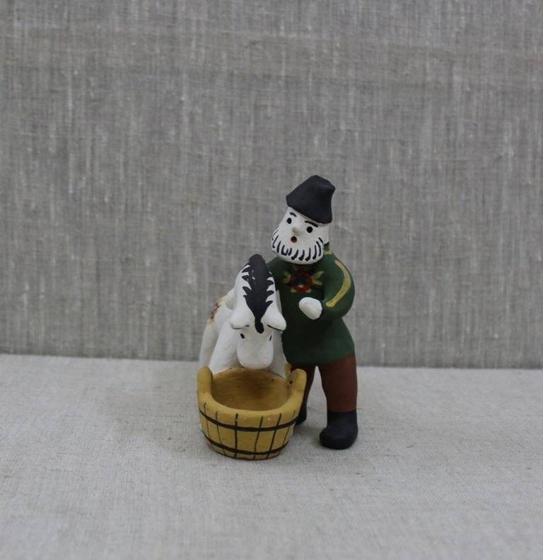 Каргопольская глиняная игрушка «Старик поит коня».