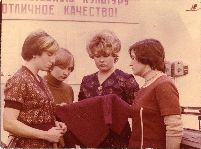 Фотография. Объединение «Пушинка». Новокрещенова Л.Н. (3-я слева), наставник молодежи.