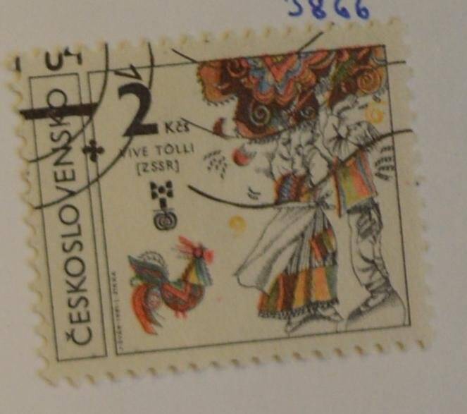 Марка почтовая. Двое под ковром. Из Коллекции марок Чехословацкой Социалистической республики, серии из 3-х марок «Иллюстраторы»