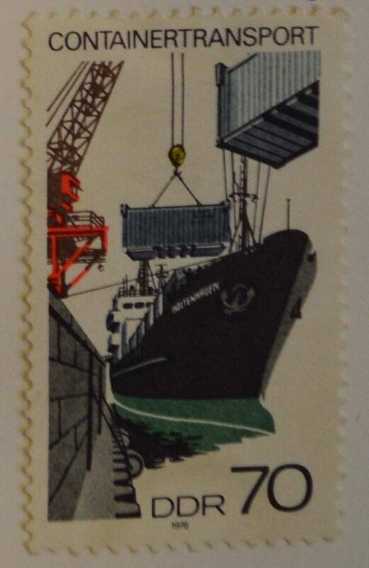 Марка почтовая. Погрузка контейнера на корабль. Из Коллекции марок Германской Демократической республики, серии из 3-х марок «Containertransport/Контейнерные перевозки»