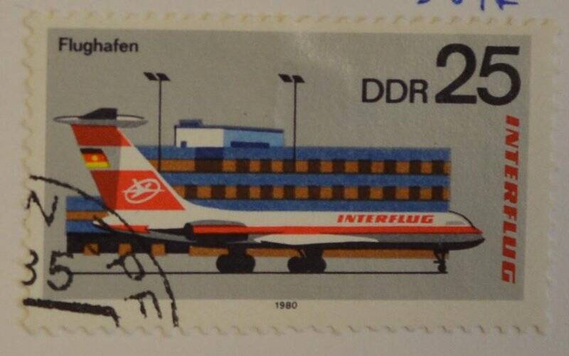 Марка почтовая. Самолет в аэропорту. Из Коллекции марок Германской Демократической республики, серии из 4-х марок «Interflug».