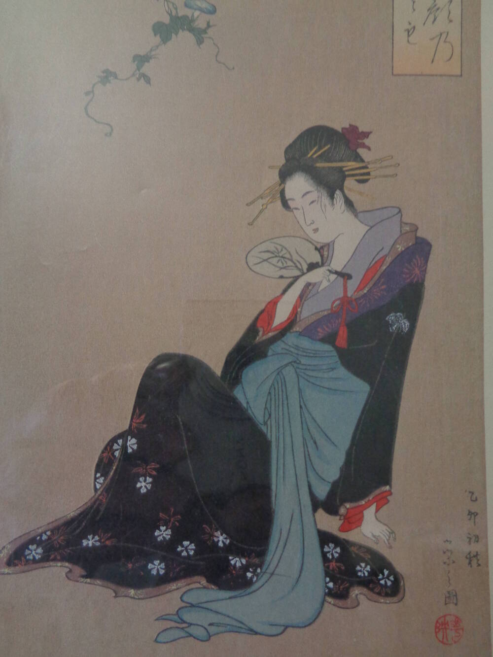 Гравюра цветная с изображением сидящей японки