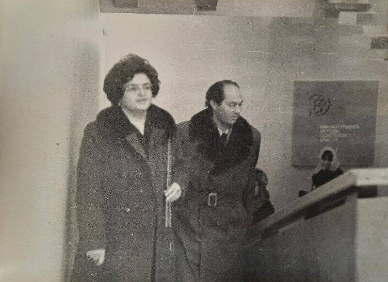 Фотография сюжетная. Г.Г. Вульф и Н.М. Тишкин на лестнице главного здания краеведческого музея после официального открытия