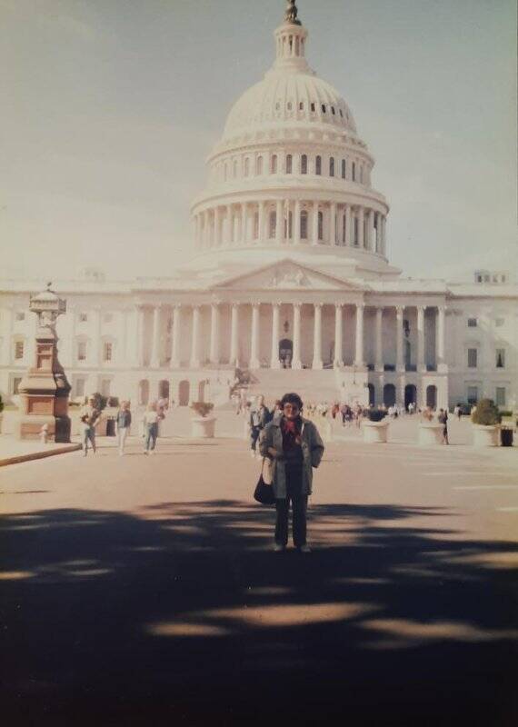 Фотография сюжетная. Г.Г. Вульф на фоне Капитолия