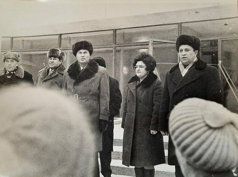 Фотография сюжетная. Г.Г. Вульф и Н.М. Тишкин на крыльце главного здания краеведческого музея перед официальным открытием здания.